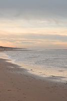 Strand bij Zandvoort in zachte pastel oranje en beige kleuren - landschapsfotografie