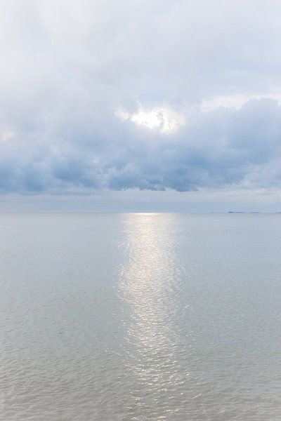 Douces couleurs pastel dans le ciel au coucher du soleil par Patrick Verhoef