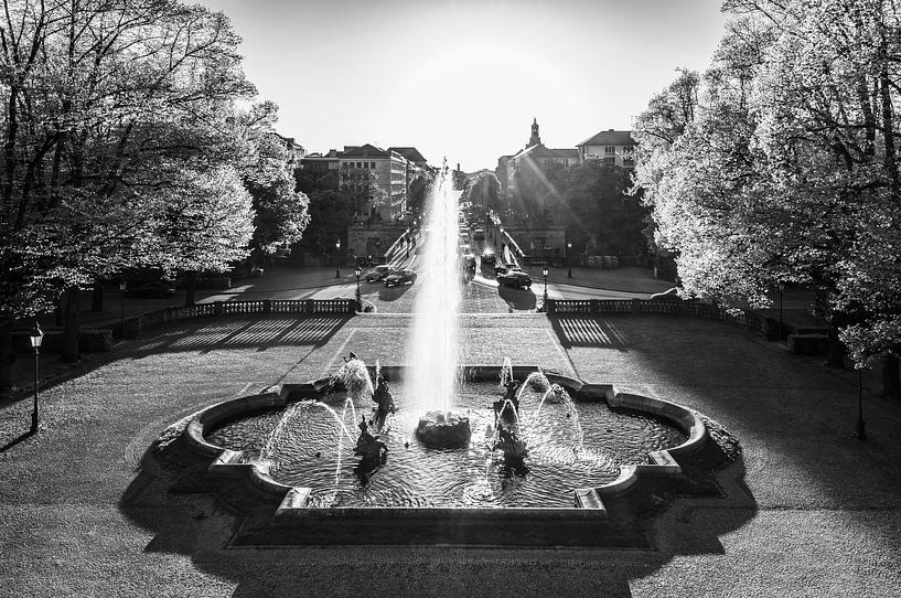 Brunnen im Stadtteil Bogenhausen in München / Schwarzweiss von Werner Dieterich