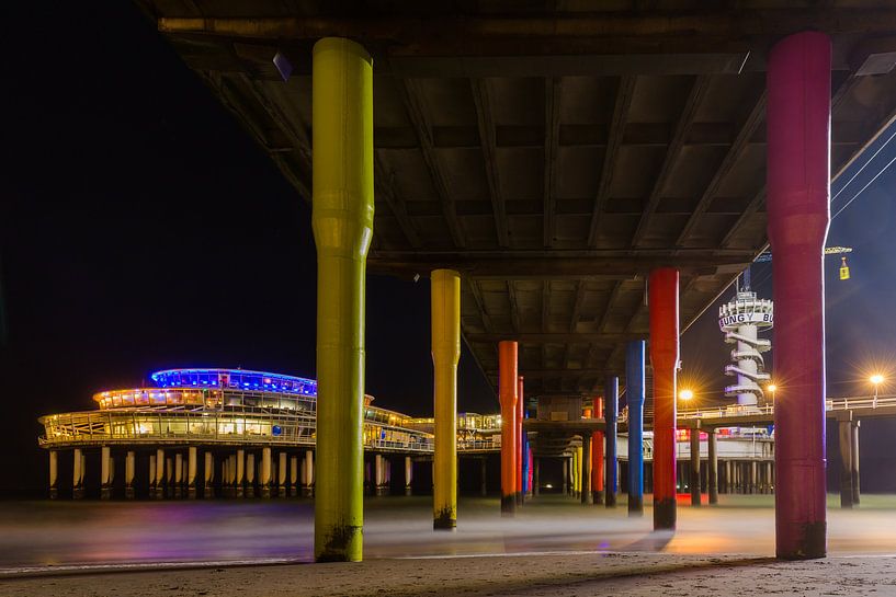 Scheveningen Pier vanaf de onderkant tussen de pilaren door by Dexter Reijsmeijer