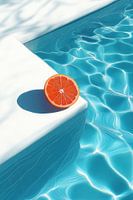 Grapefruit am azurblauen Pool