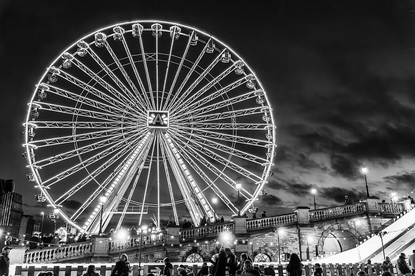 La grande roue illuminée a une allure magistrale dans le ciel noir. par Jan Willem de Groot Photography