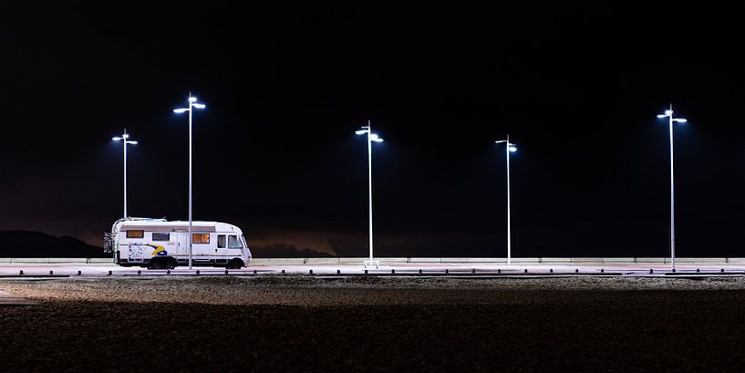 Motorhome sur un parking sombre par MICHEL WETTSTEIN