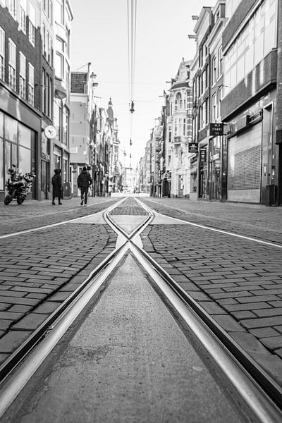 Fast menschenleere Einkaufsstraße Leidsestraat in Amsterdam von Sjoerd van der Wal Fotografie