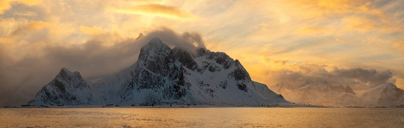 Panoramablick über die wunderschöne Landschaft der Lofoten bei einem atemberaubenden Sonnenuntergang von Jos Pannekoek