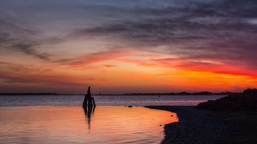 Oude meerpaal met zonsopkomst by Bram van Broekhoven