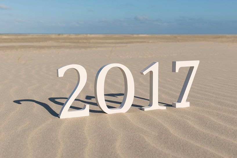 Tekst tweeduizendzeventien op een strand von Tonko Oosterink