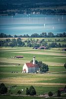 Église de campagne avec vue sur le lac