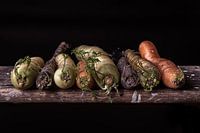 Stillleben auf einem alten Regal.