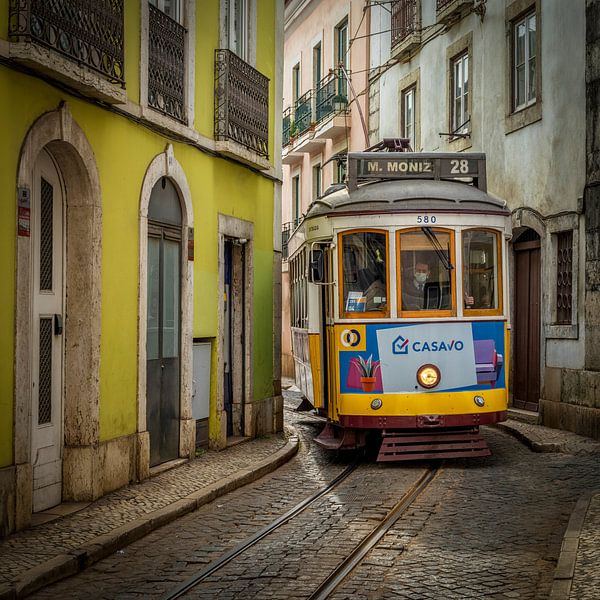 Tramway 28 à Alfama - Lisbonne II par Teun Ruijters