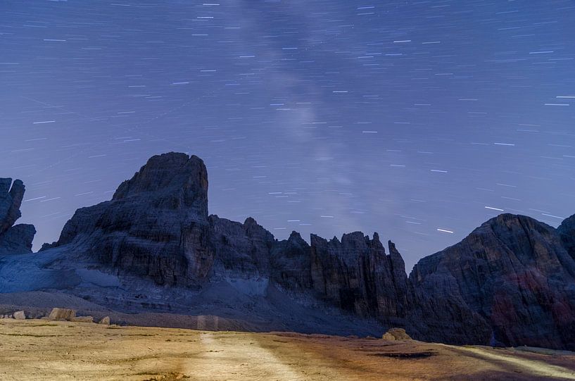 Sternenhimmel und Milchstraße über den Bergen der Dolomiten, Brenta-Massiv von Sean Vos