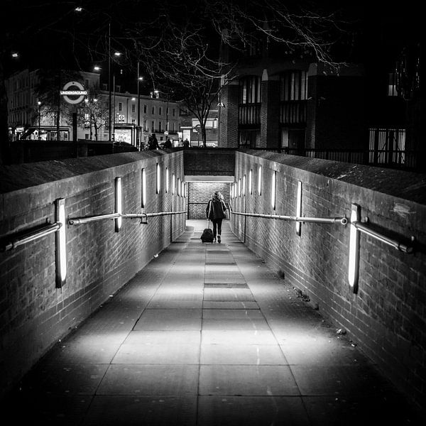 U-Bahn-Eingang bei Nacht, London, England von Bertil van Beek