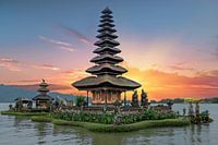 Ulun Danu Tempel in der Beratan See in Bali Indonesien bei Sonnenuntergang