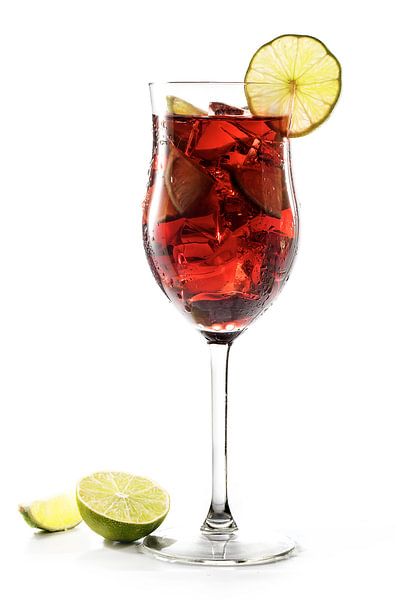 Rotes Getränk, transparenter Mischcocktail aus Kirschen, Beeren, Eis und Limette, mit oder ohne Alko von Maren Winter