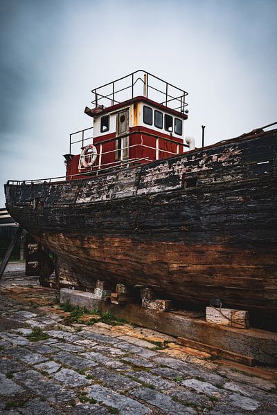 Ein altes Schiff am Ufer von Geert Van Baelen