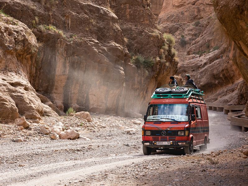 Bus im Atlasgebirge von Roy Vereijken