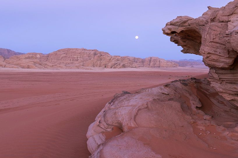 Wadi Rum Wüste während der blauen Stunde von Sander Groenendijk