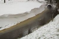 Schneehaufen langer Graben