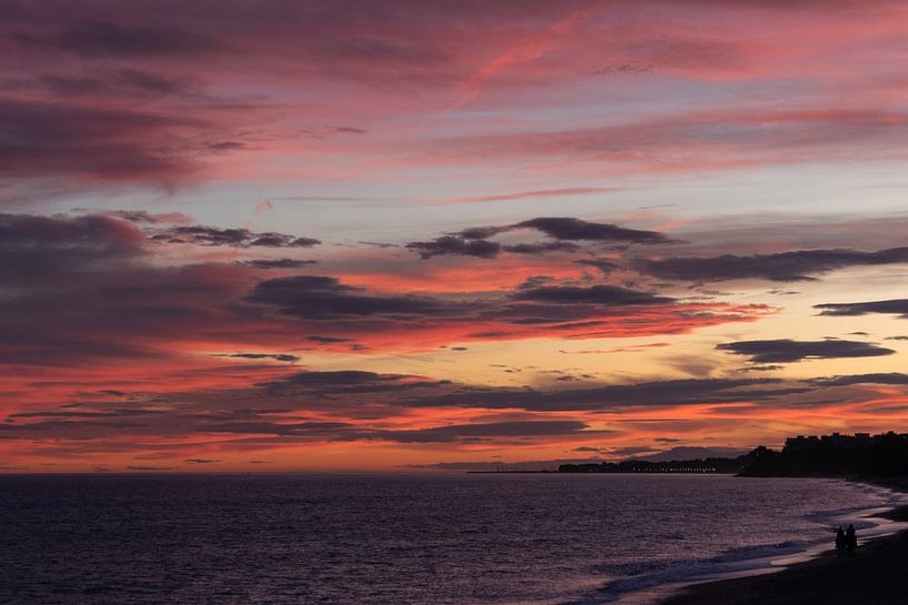 Der Himmel färbt sich nach Sonnenuntergang orange von Alice's Pictures
