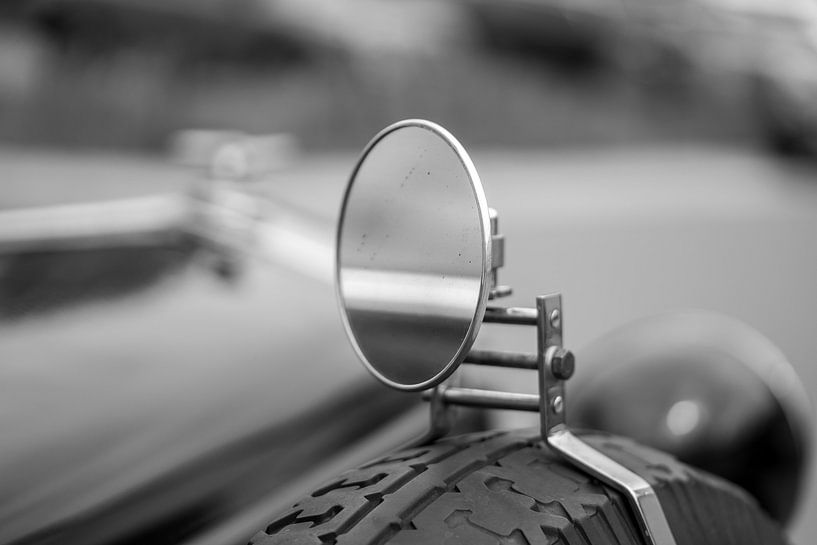 vieux miroir de voiture Oldtimer, photographie en noir et blanc par Animaflora PicsStock