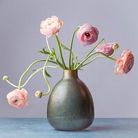 Fleurs roses dans un vase - nature morte