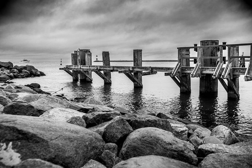 Anlegesteg im Hafen in SchwarzWeiß von Bild.Konserve