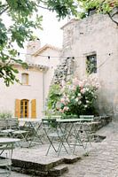 Terrasse en Provence | Chaises françaises typiques dans un vieux village en France | Photographie de