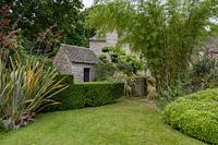 Grüner Garten in der Bretagne