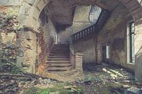 Une vieille cage d'escalier d'un château délabré.