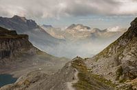 Bergweg mit Bergwanderer beim Abstieg nach Kandersteg in den Schweizer Bergen