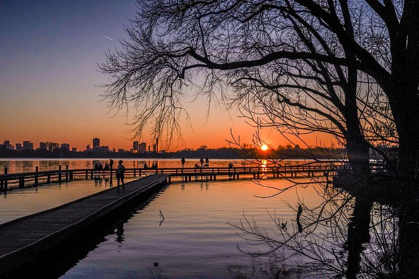 Sonnenuntergang über See Silhouette von Alain Ulmer