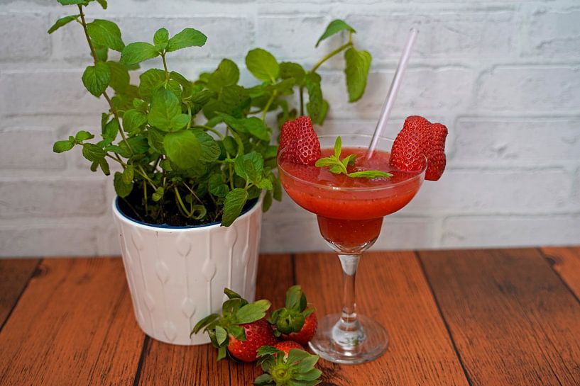 Strawberry rum cocktail in a glass by Babetts Bildergalerie
