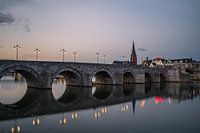 Le pont Sint Servaas à Maastricht pendant l'heure bleue