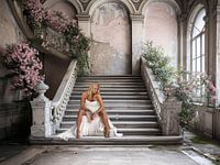 Verlassene Braut auf Treppe – Nachdenkliche Stille