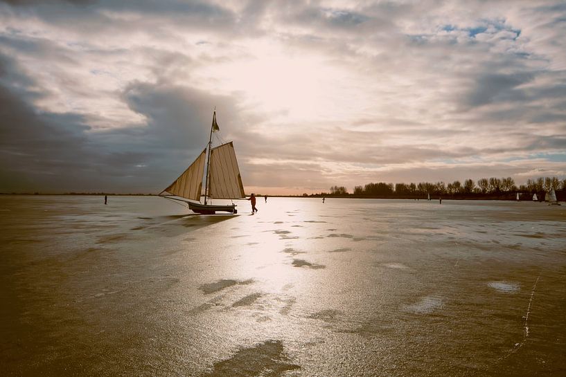 Eissegeln auf der Gouwzee mit Sonnenuntergang in den Niederlanden von Eye on You