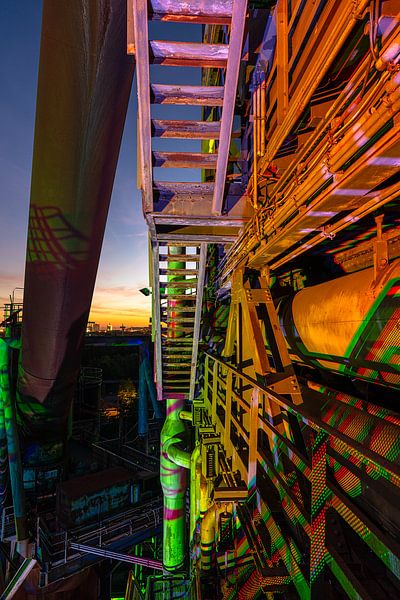 Farbenfrohe nächtliche Illumination im Landschaftspark Duisburg-Nord von Jeroen Kleiberg