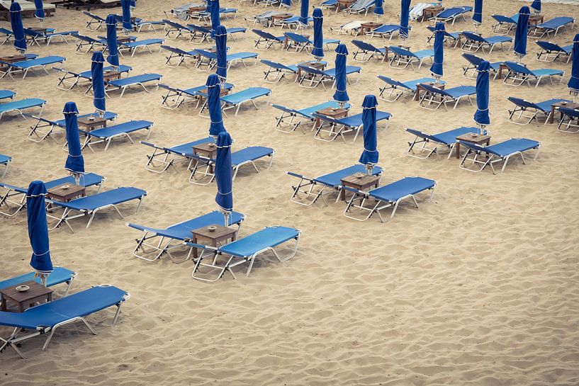 Beach beds on the Makris Gialos beach, Kefalonia by Sven Wildschut