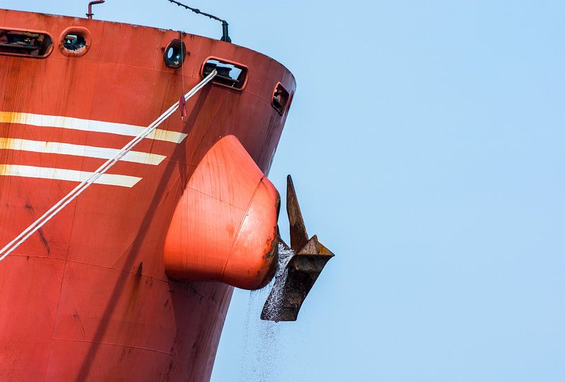 Verankern Sie das Schiff am Bug und reinigen Sie das Deck. von scheepskijkerhavenfotografie