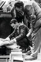 Des hommes sur la place Waterloo dans les années 60