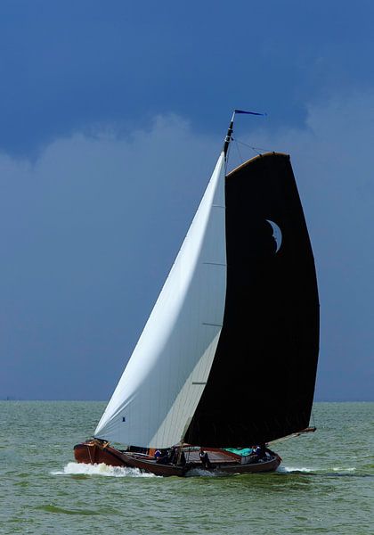 Skutsje zeilen bij Stavoren von Piebe van den Berg