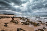 Dreigende lucht boven het strand