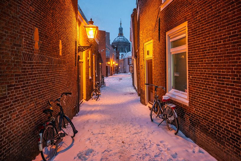 Leiden - Verschneite Straße mit Blick auf die Marekerk (0012) von Reezyard