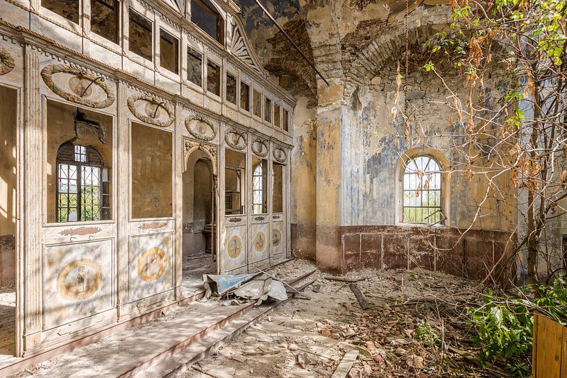 Église abandonnée en Europe de l'Est par Gentleman of Decay