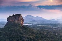 Lion's Rock in einer Landschaft, in der die Sonne untergeht