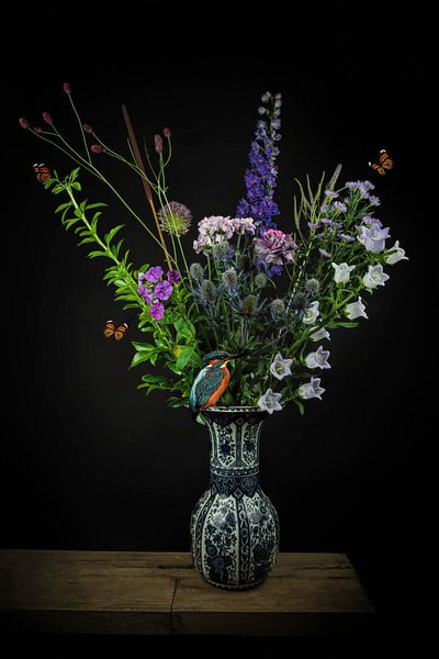 Nature morte au bouquet de fleurs : &quot;Martin-pêcheur avec papillons&quot; par By Marjolein Design