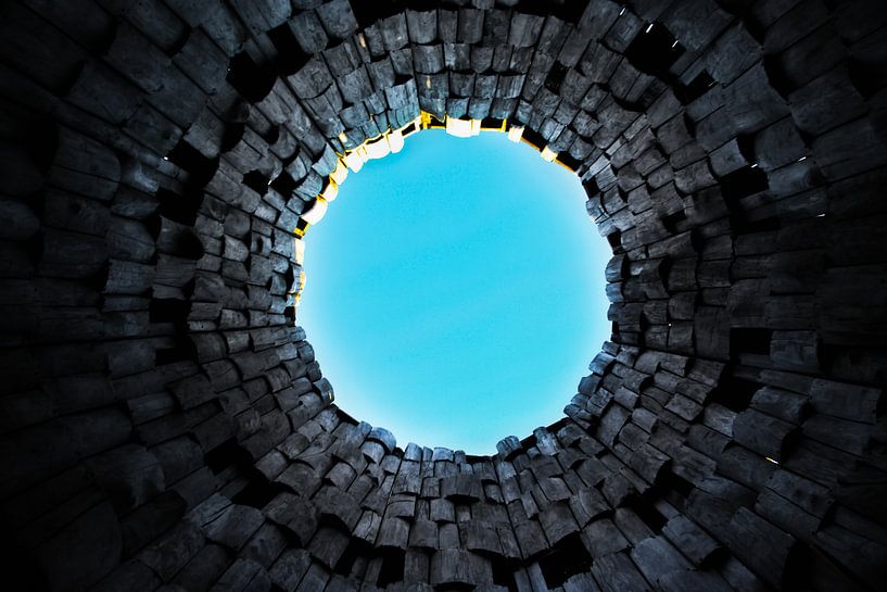 Seltsames Tor und Trompete am Himmel. Dunkler Tunnel und blauer Himmel, Symbol des Todes von Michael Semenov