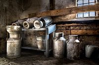 Milchkannen in einer Scheune