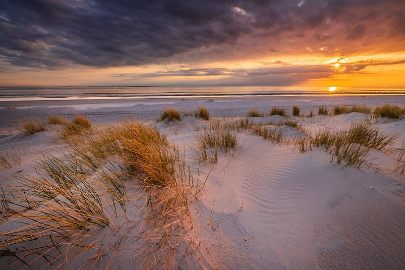Sonnenuntergang am Strand von Westerschouwen auf Schouwen-Duivenland in Zeeland mit Dünen im Vorderg von Bas Meelker