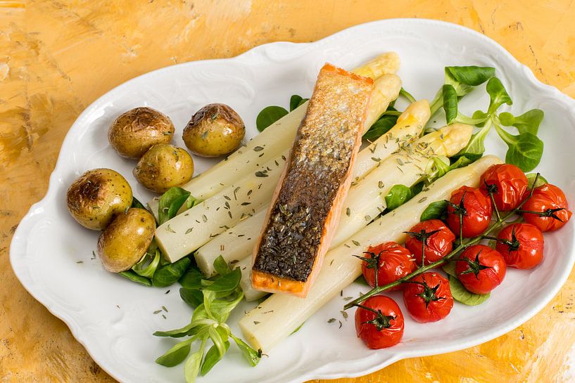Hoofdgerecht met op de huid gebakken zalm enasperges von Wim Stolwerk