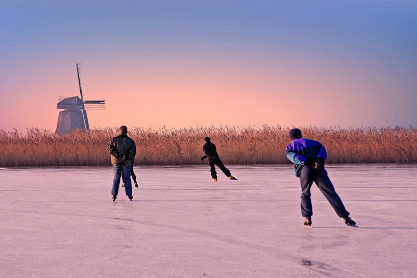 Schaatsen op het platteland van Nederland bij zonsondergang by Eye on You